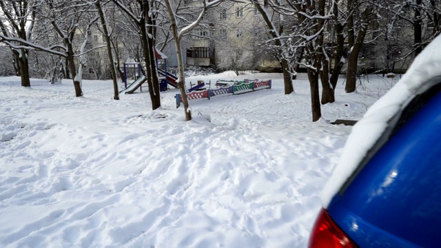 冬天停着的车被雪覆盖了视频素材