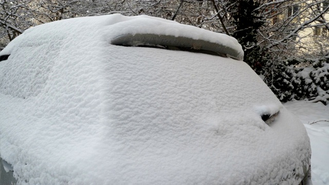 冬天停着的车被雪覆盖了视频素材