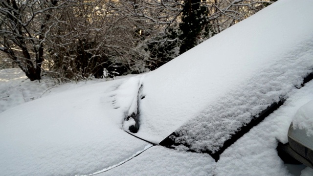 冬天停着的车被雪覆盖了视频素材