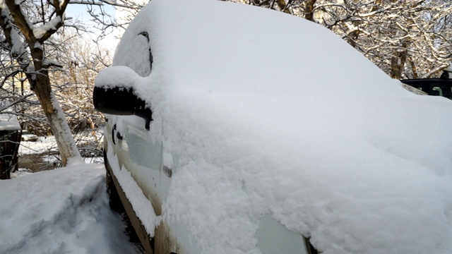 冬天停着的车被雪覆盖了视频素材