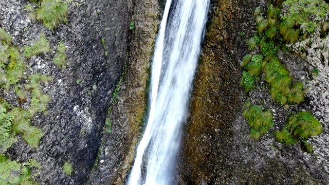 夏季瀑布在山上岩石视频素材