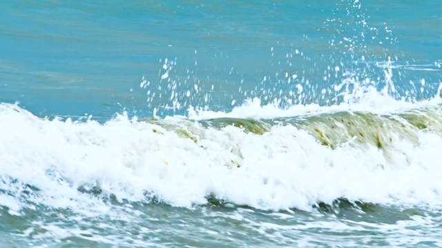 海浪撞击着岩石视频素材