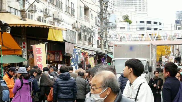 一群行人在筑地鱼市，筑地，日本东京视频素材