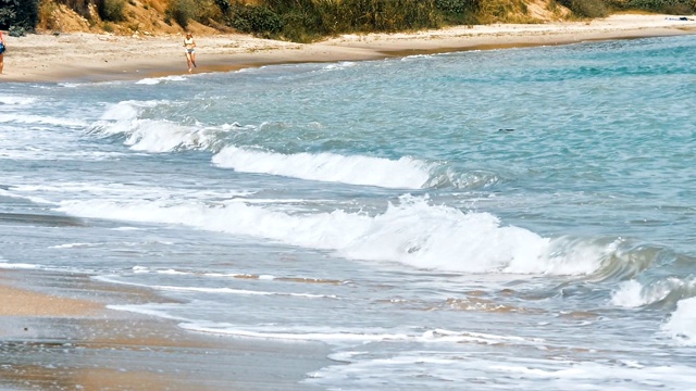 海浪撞击着岩石视频素材