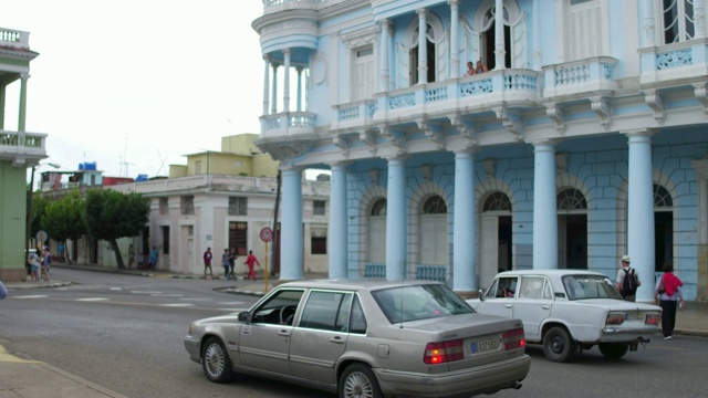 西恩富戈斯(古巴):费勒宫(Ferrer Palace)角落的何塞马蒂公园(Jose Marti Park)视频素材