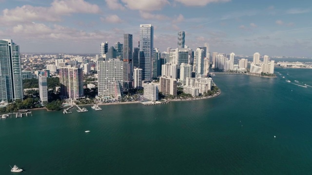 鸟瞰图迈阿密市中心，佛罗里达。阳光明媚，海上有船视频素材