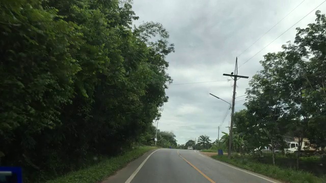 视角拍摄在长直道路期间驾驶汽车视频素材