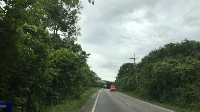 视角拍摄在长直道路期间驾驶汽车视频素材