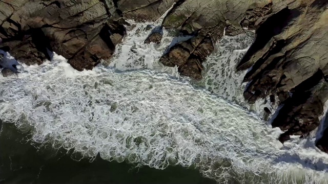 海浪撞击岩石海岸的鸟瞰图视频素材