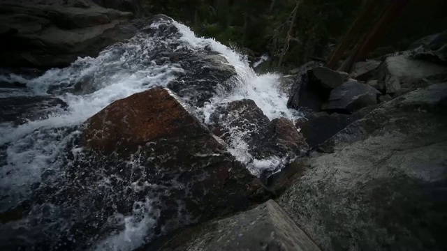 美丽的瀑布在森林中的河流在山区视频素材