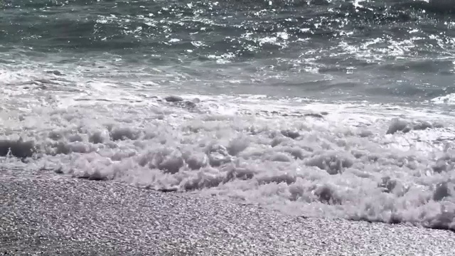 海岸上的波浪带着泡沫视频素材