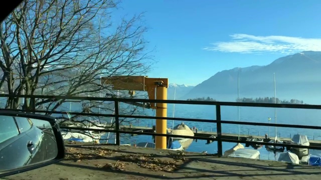 窗外的风景从一辆车在高山湖和山视频素材