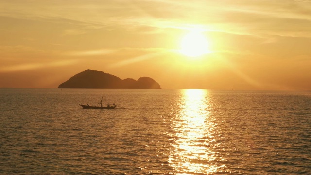 美丽的日落在海上。大海里的日出。泰国视频素材