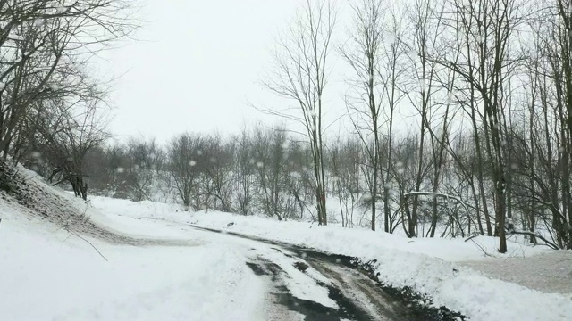 在有雪的路上射击汽车视频下载