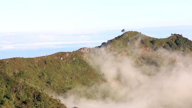 山雾天空的云彩景观在早晨。视频素材