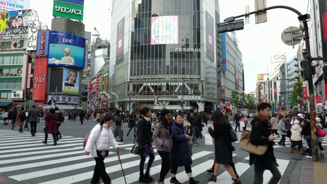 日本东京，大批行人穿过著名的涉谷十字路口视频素材