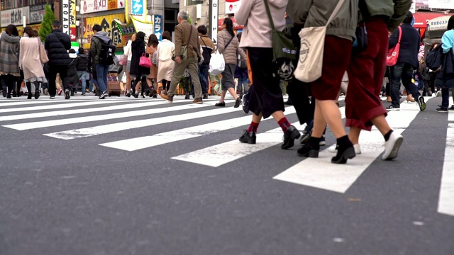 日本东京，大批行人穿过著名的涉谷十字路口视频素材