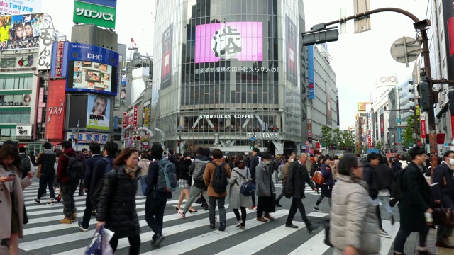 日本东京，大批行人穿过著名的涉谷十字路口视频素材