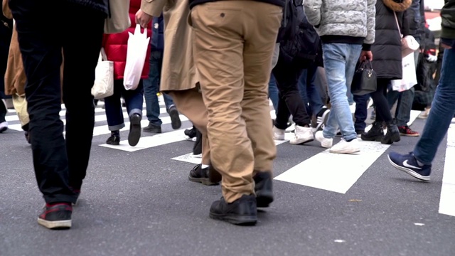 日本东京，大批行人穿过著名的涉谷十字路口视频素材