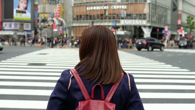 日本东京，大批行人穿过著名的涉谷十字路口视频素材