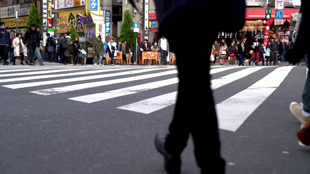 日本东京，大批行人穿过著名的涉谷十字路口视频素材