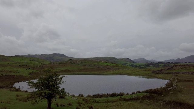 英国湖区的Langdale pike和Blea Tarn从空中发回的报道视频素材