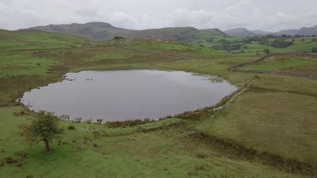 英国湖区的Langdale pike和Blea Tarn从空中发回的报道视频素材