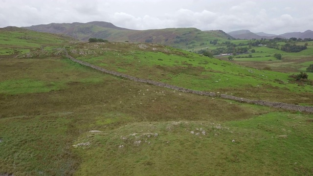 英国湖区的Langdale pike和Blea Tarn从空中发回的报道视频素材