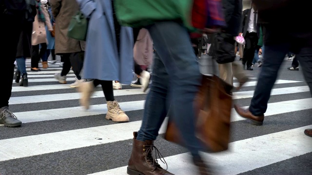 日本东京，大批行人穿过著名的涉谷十字路口视频素材