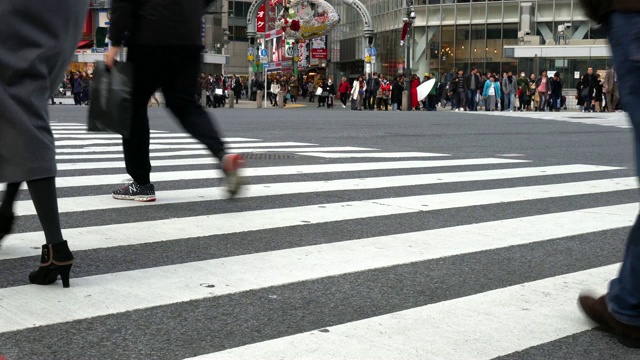 日本东京，大批行人穿过著名的涉谷十字路口视频素材