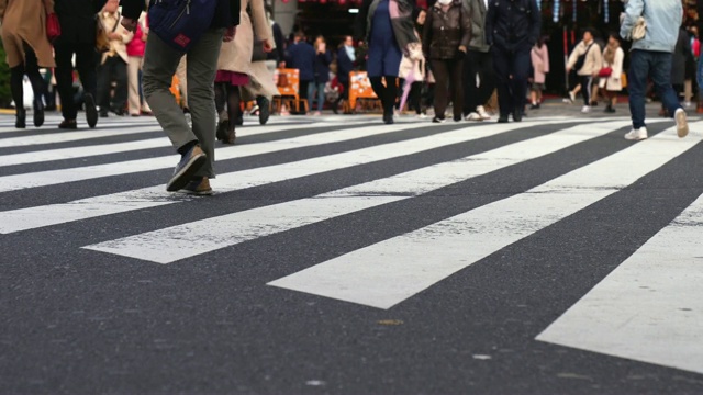 日本东京，大批行人穿过著名的涉谷十字路口视频素材