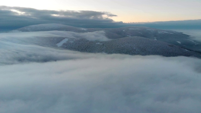 美丽的冬季空中飞行越过这座山视频素材