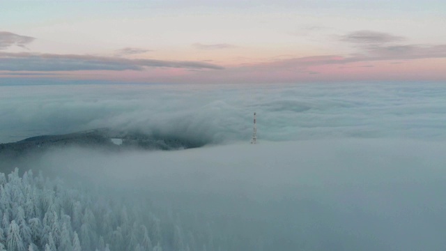 美丽的冬季空中飞行越过这座山视频素材