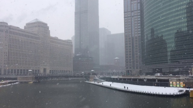 暴风雪在雾天的芝加哥，俯瞰芝加哥河视频素材