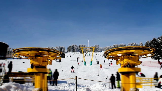 冬季滑雪胜地。滑雪升降机，乌鲁达格山，布尔萨，土耳其视频素材