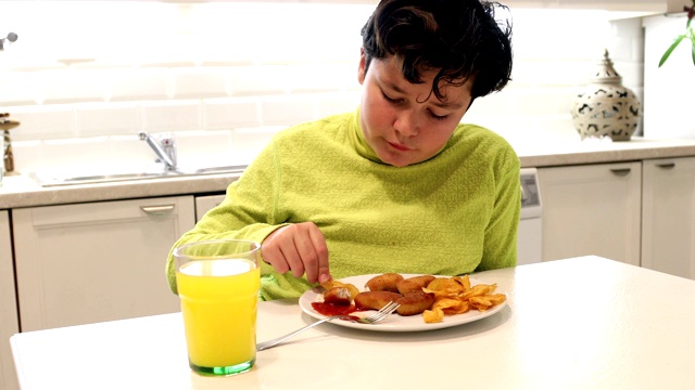 孩子们在吃鸡块和薯片视频素材