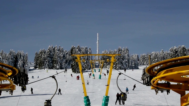 冬季滑雪胜地。滑雪升降机，乌鲁达格山，布尔萨，土耳其视频素材