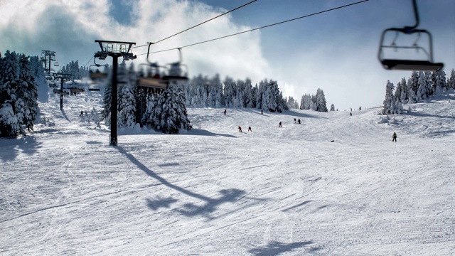 高山冬季滑雪场滑雪缆车视频素材