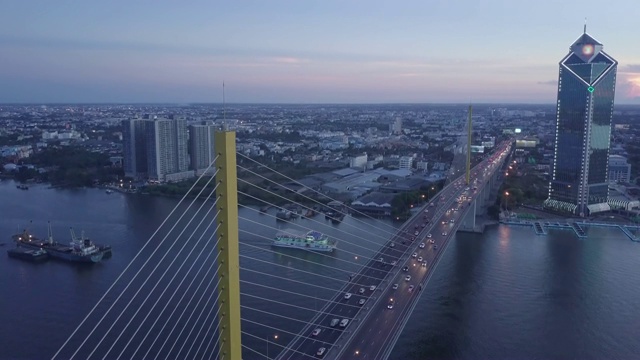 从空中拍摄的夕阳下湄南河大桥上交通高峰时段的景象。曼谷,泰国。视频素材