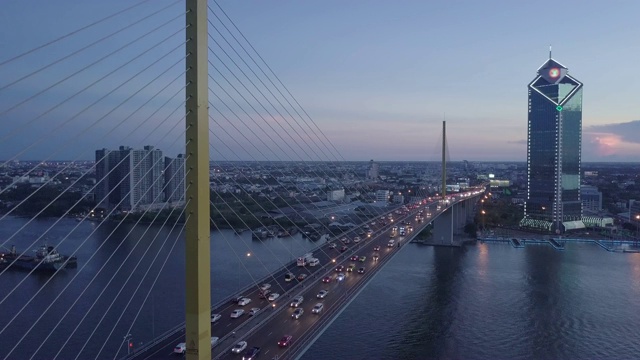 从空中拍摄的夕阳下湄南河大桥上交通高峰时段的景象。曼谷,泰国。视频素材