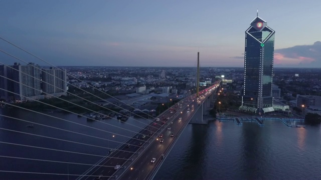 从空中拍摄的夕阳下湄南河大桥上交通高峰时段的景象。曼谷,泰国。视频素材