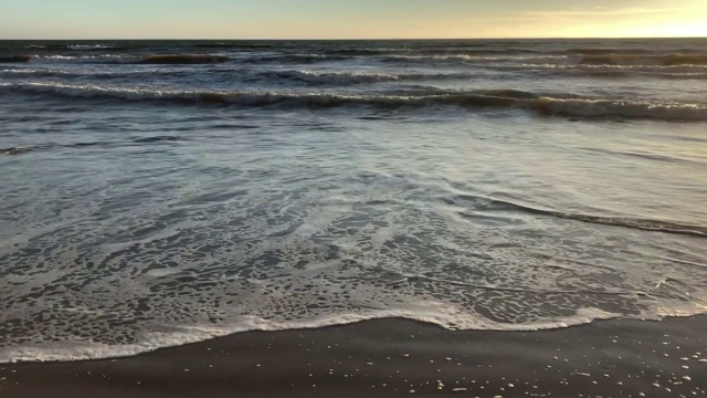 日出时的海浪视频素材