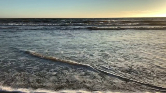 日出时的海浪视频素材