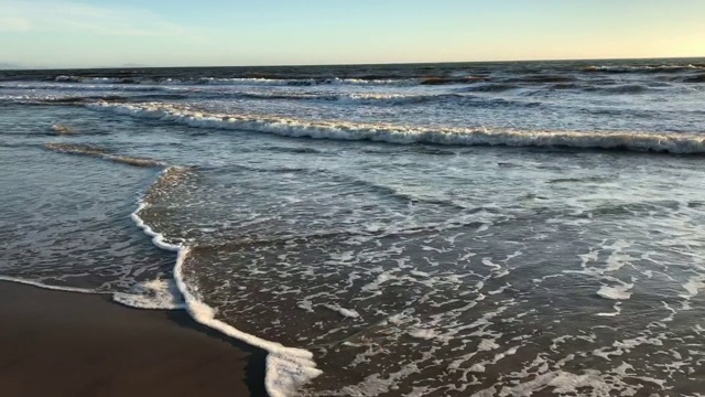 日出时的海浪视频素材