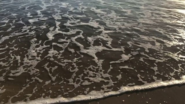 日出时的海浪视频素材