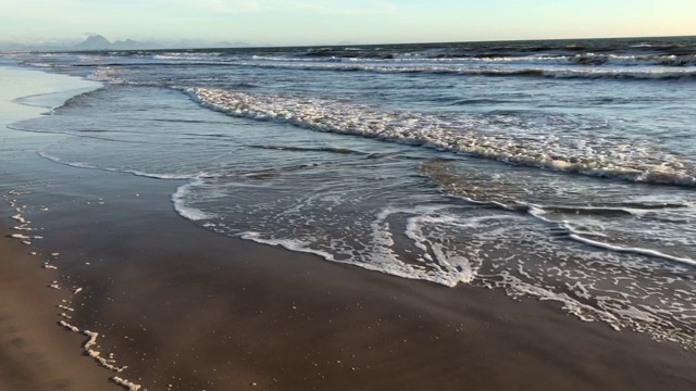 日出时的海浪视频素材