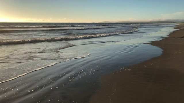 日出时的海浪视频素材