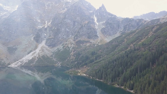 波兰塔特拉山脉的莫尔斯基湖视频素材