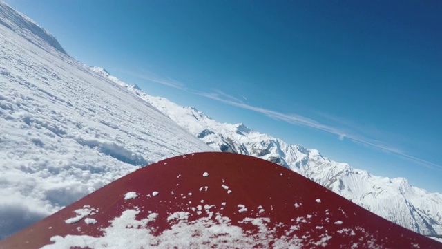 滑雪者在美丽的阿尔卑斯山滑雪坡上，人们在冬季度假。冬天的山景观视频素材