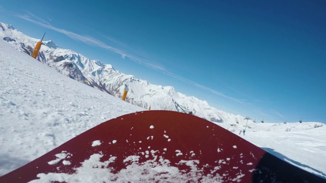 滑雪者在美丽的阿尔卑斯山滑雪坡上，人们在冬季度假。冬天的山景观视频素材